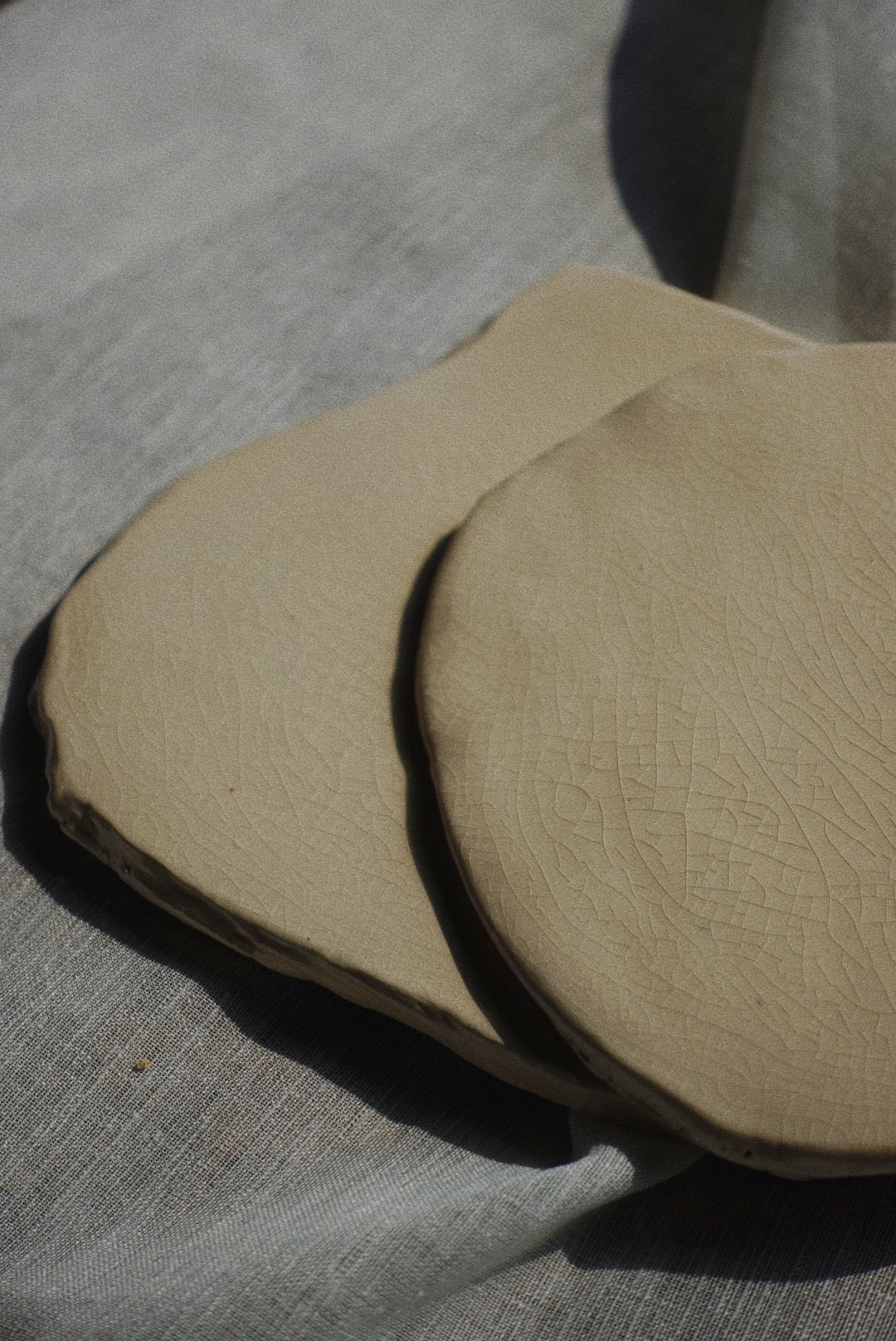 Set of two materic plates