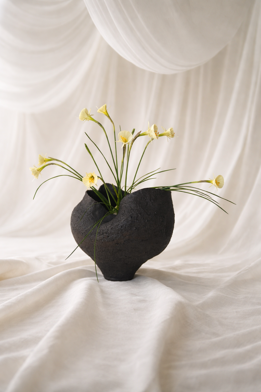 Black flower vase