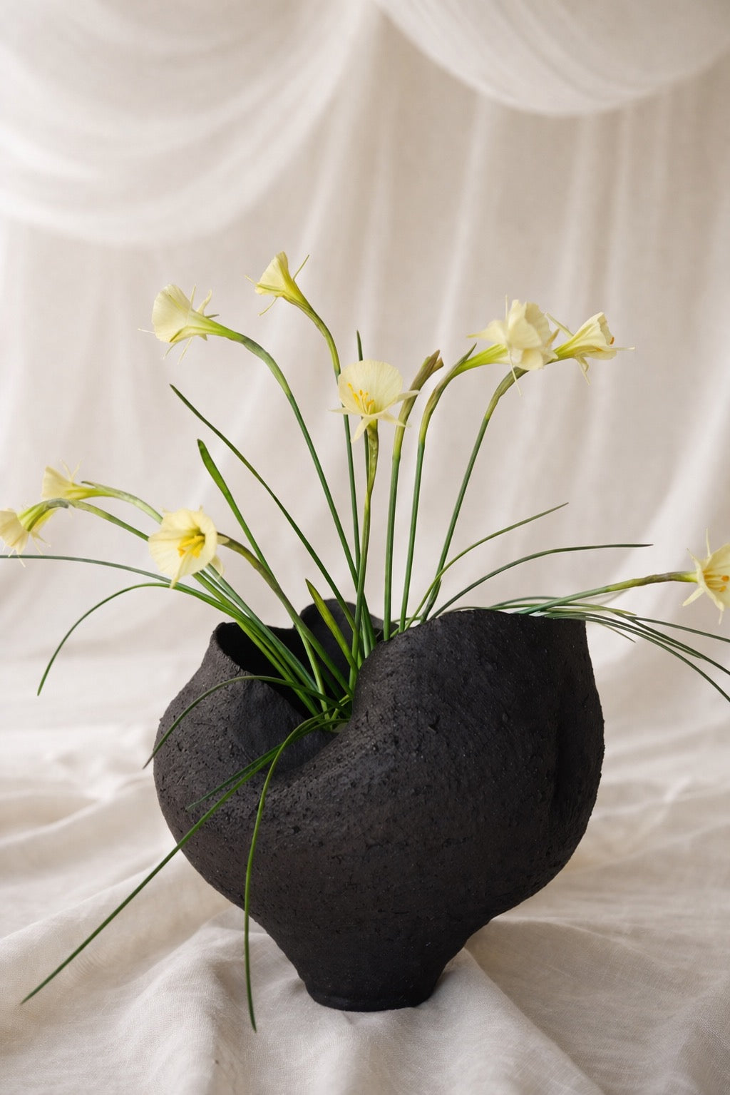Black flower vase