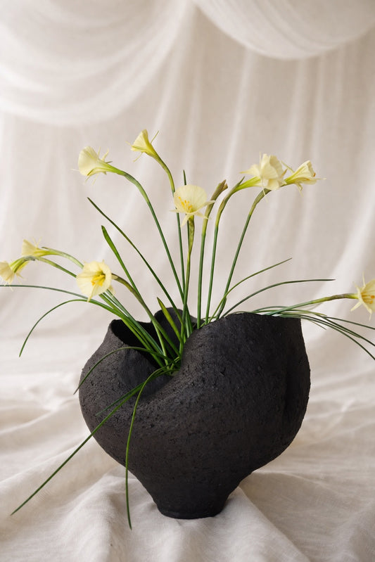 Black flower vase