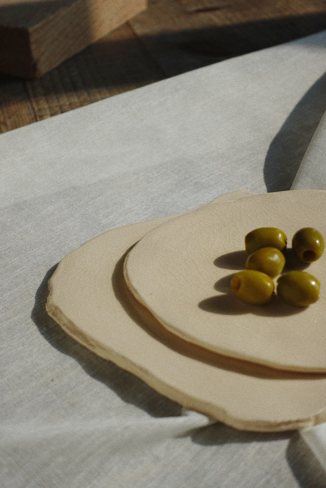 Set of two materic plates