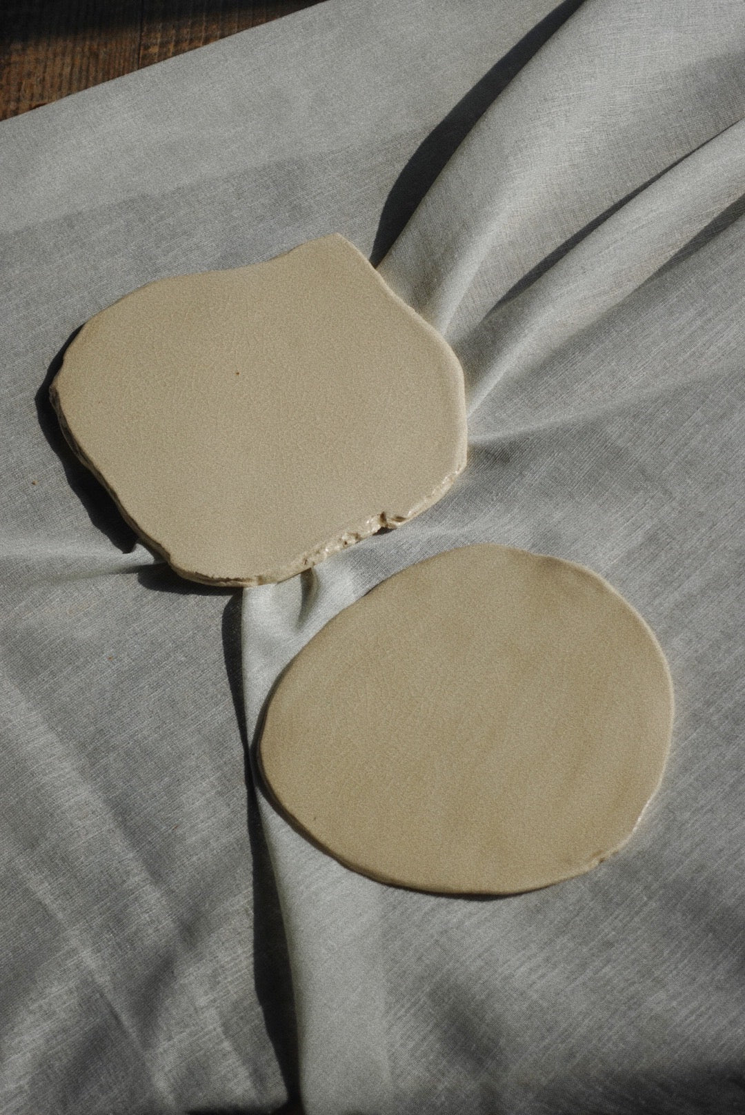 Set of two materic plates