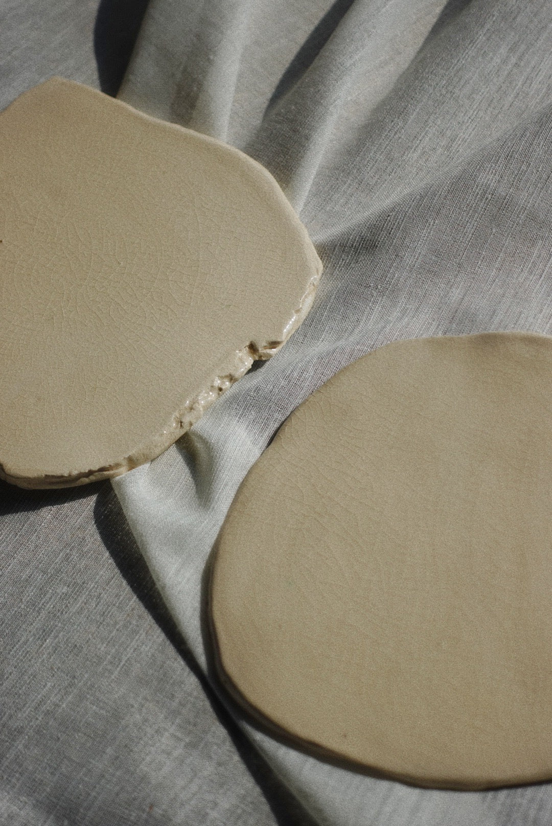 Set of two materic plates