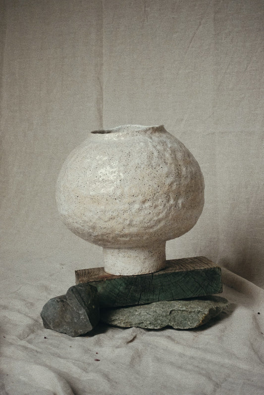 Moon vase 01